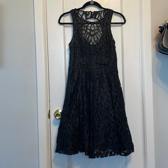 Tracy Reese Dresses & Skirts - Baby doll cut dress with peak hole in back